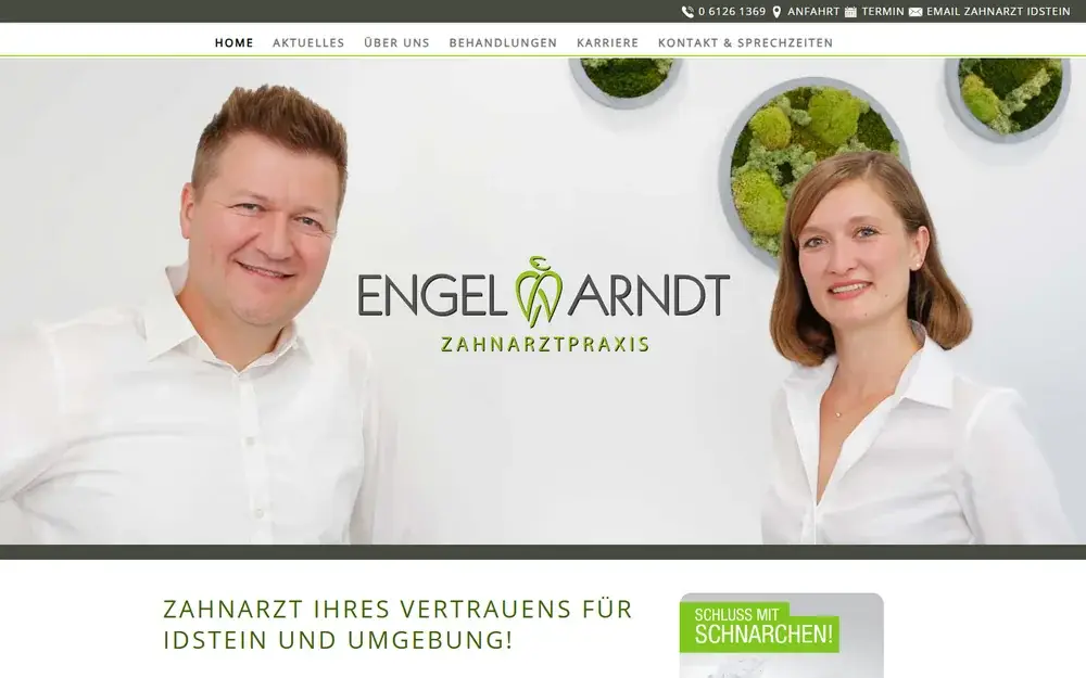 Bildschirmfoto der Website der Zahnarztpraxis Engel & Arndt: ein Mann und eine Frau in weißer Kleidung vor heller Wand mit Moosbildern, in der Mitte das Logo