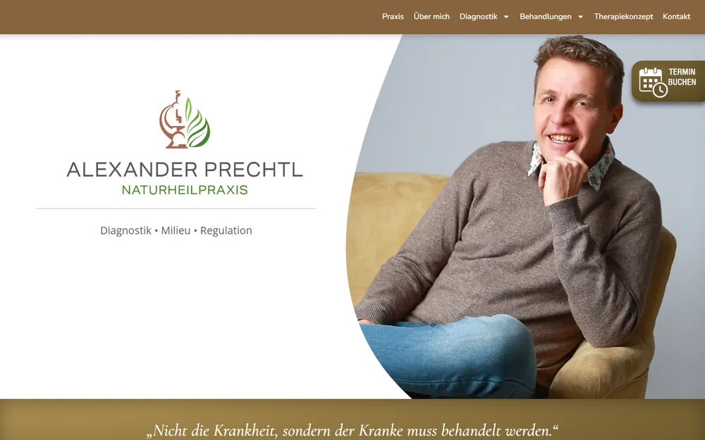 Bildschirmfoto der Website der Naturheilpraxis Alexander Prechtl: Logo links, rechts ein lächelnder Mann im grauen Pullover